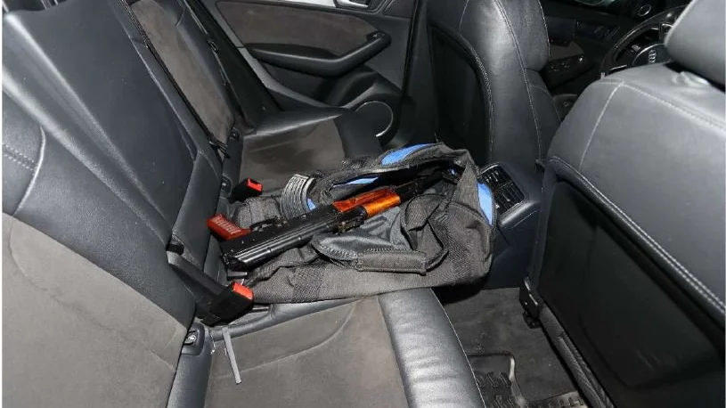 Flera av de misstänkta i målet, däribland den mordåtalade 19-åringen, greps efter en biljakt i Haninge den 21 mars i fjol. Flera vapen hittades i bilen som de färdades i.