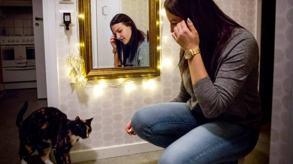 Tillgång. Ebba Jensen, här med katten Missan, ser sin högkänslighet som en tillgång. Hon upplever det som en styrka att kunna sätta sig in i andras situationer och upplevelser. Till saken hör att hon blir lika uppfylld av det vackra i livet som av ilska och sorg.