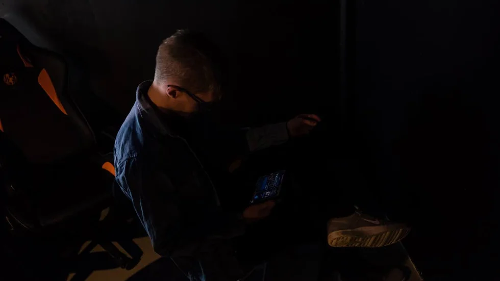 Tankekraft. Erik "Engmano" Engman funderar vilken kortlek han ska välja inför nästa rond.