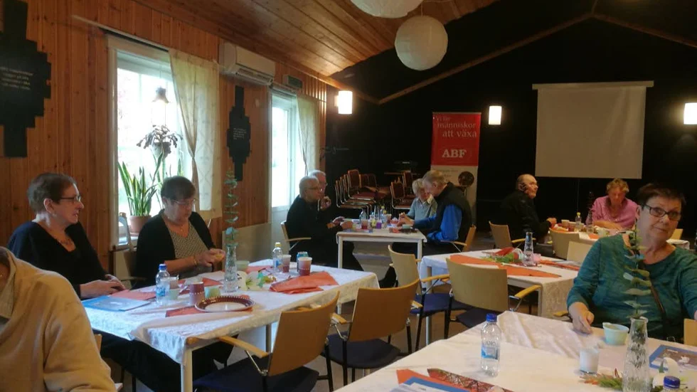 Medlemmarna åt surströmming med god aptit.