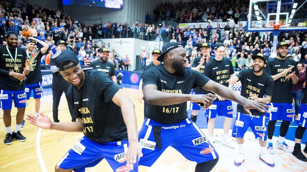 Stannar. Brice Massamba (t.h) stannar i BC Luleå.