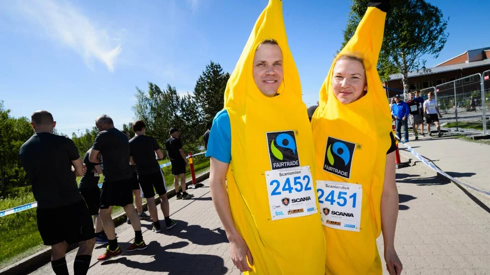 Nils Persson och Elisabeth Persson sprang i mål på 59:40 med dessa dräkter.
