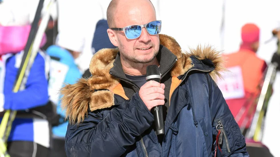 Så här är vi van vid att se Reine Sundqvist. Med en mikrofon i handen och snabba kommentarer. Den här bilden togs vid Dundret Runt i våras.