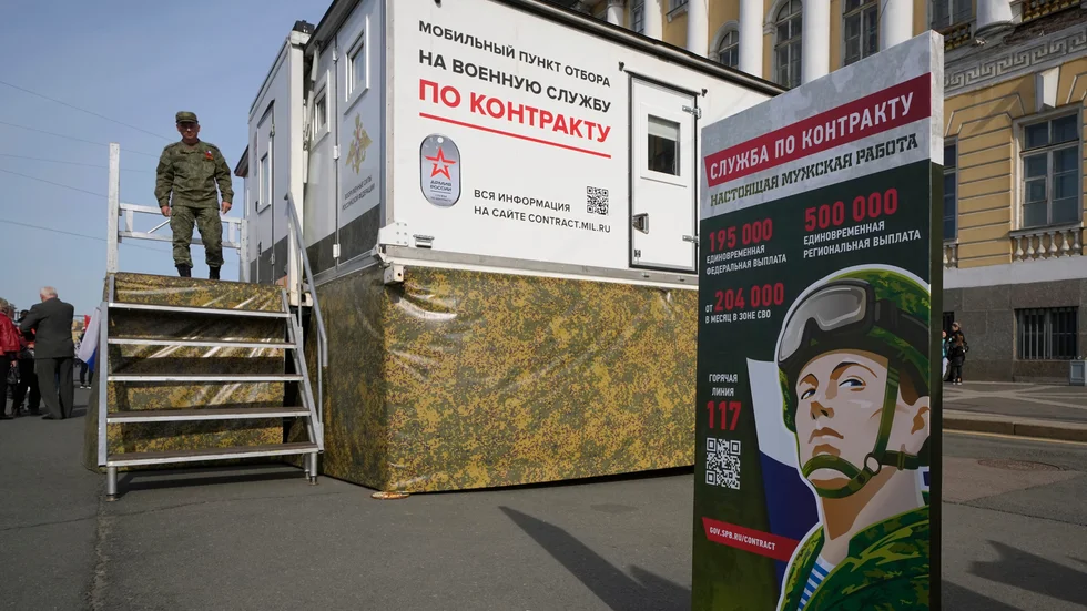 En rysk officer vid ett rekryteringscenter i S:t Petersburg under segerdagen den 9 maj, då Ryssland högtidlighåller Nazitysklands kapitulering i andra världskriget.