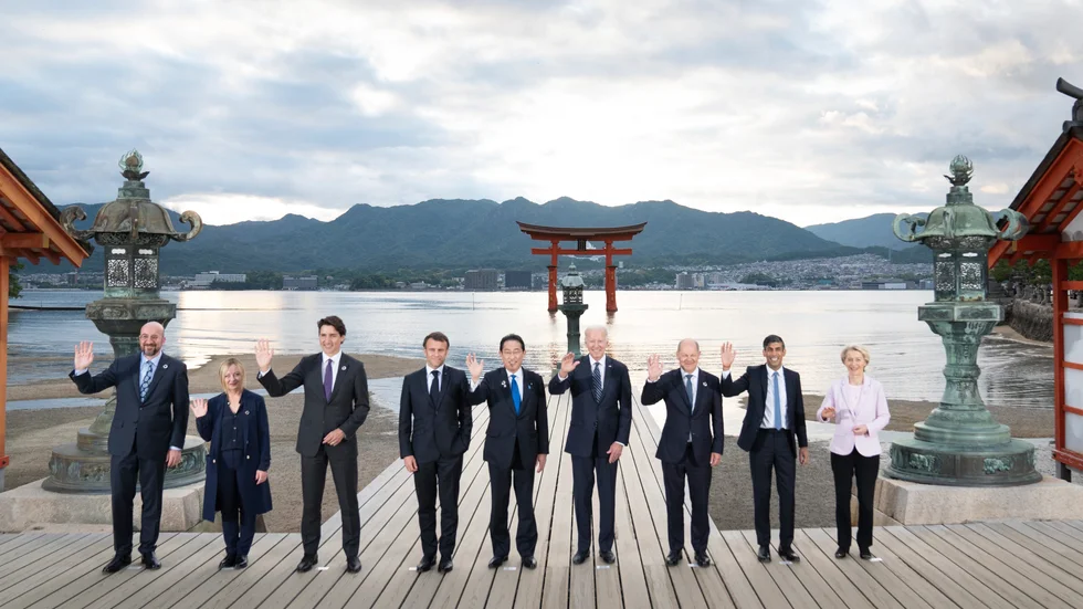 G7-ledarna i Hiroshima inför G7-mötet. Från vänster: EU:s Charles Michel, Italiens Giorgia Meloni, Kanadas Justin Trudeau, Frankrikes Emmanuel Macron, Japans Fumio Kishida, USA:s Joe Biden, Tysklands Olaf Scholz, Storbritanniens Rishi Sunak och EU:s Ursula von der Leyen.