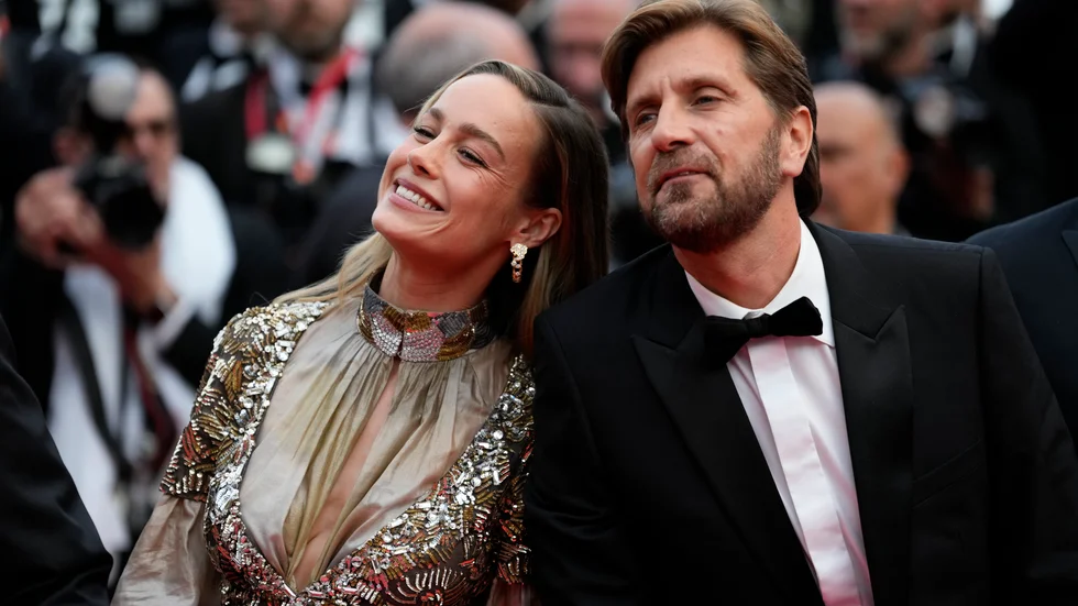 Ruben Östlund med Brie Larson, som fick frågor om Johnny Depps film på presskonferensen inför festivalen.