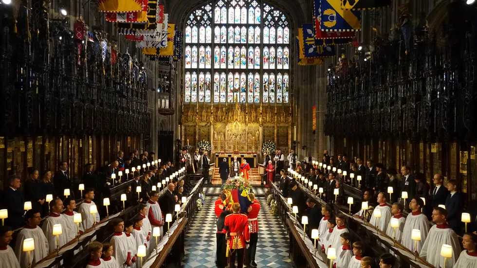 Drottning Elizabeths kista bärs fram i Saint George's Chapel i Windsor Castle den 19 september i fjol.