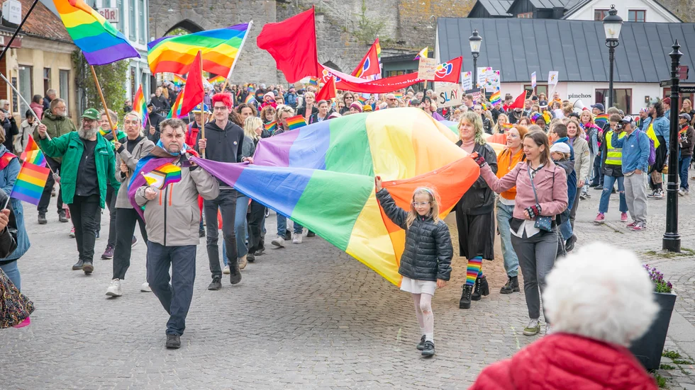 På lördag går Prideparaden genom Visby igen och en av dem som stolt tågar för dem som inte orkar eller vågar är krönikören Jenny Persson.
