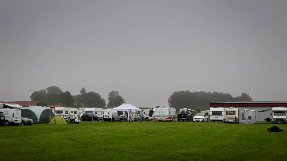 Camping och bilsport hör ihop. Här är några av de som ställt ner stödhjulen och trampat fast tältpinnarna vid Tierps Arena för att följa EM-deltävlingarna dag för dag.