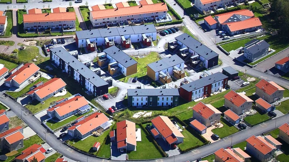 Stenhuggharvägen Stenhagen. Den sista etappen (de centrala husen) har bidragit till att stänga in den omgivande husraden åt alla håll. Tidigare fanns en skogsdunge som hade behövts som ”fri utblick”.