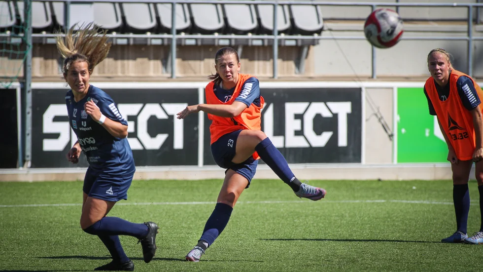 Cornelia Kapocs avlossar ett skott under söndagens träning, inför derbyt.