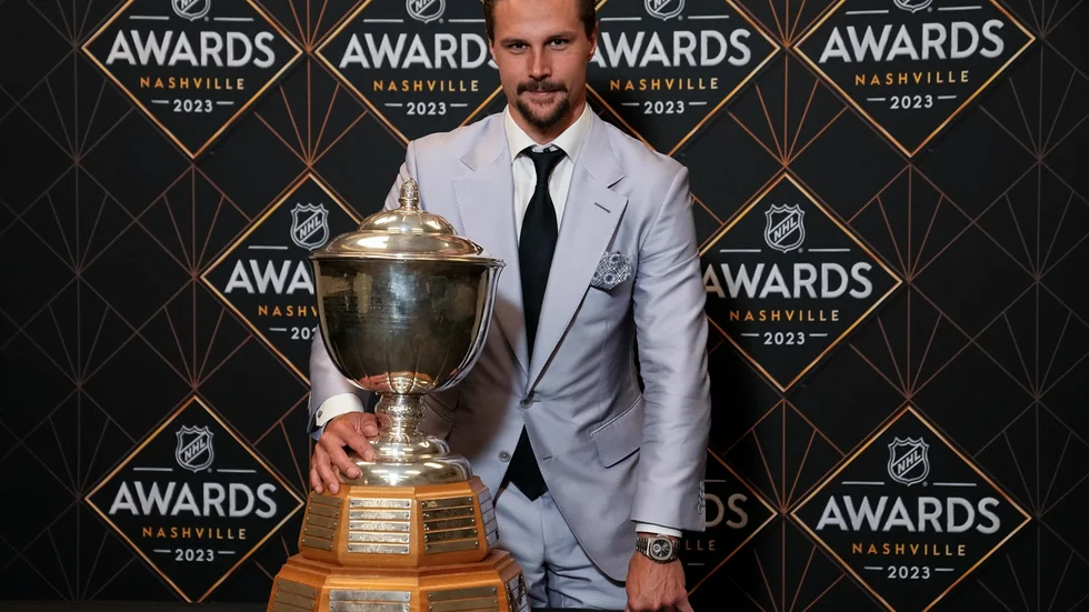 San Joses Erik Karlsson får addera ett nytt årtal på Norris-bucklan.