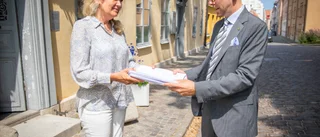 Här tar ministern emot protestlistan 