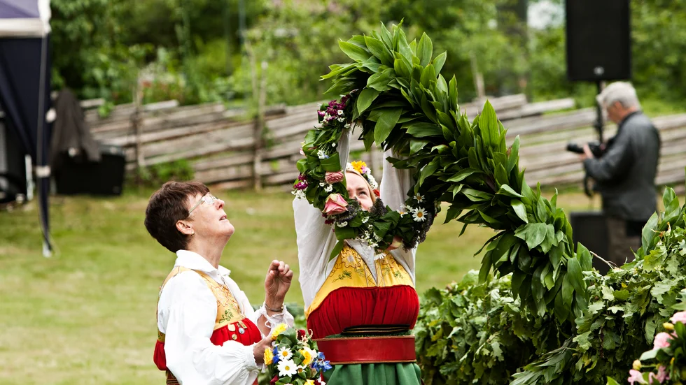 Under midsommarfirandena bär vissa folkdräkt. Som här i Viala för ett antal år sedan. 