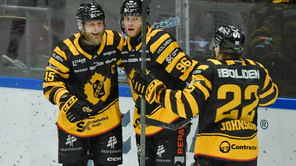 Rickard Hugg, i mitten, firar Skellefteås enda mål med Oscar Möller, till vänster, och Jonathan Johnson.