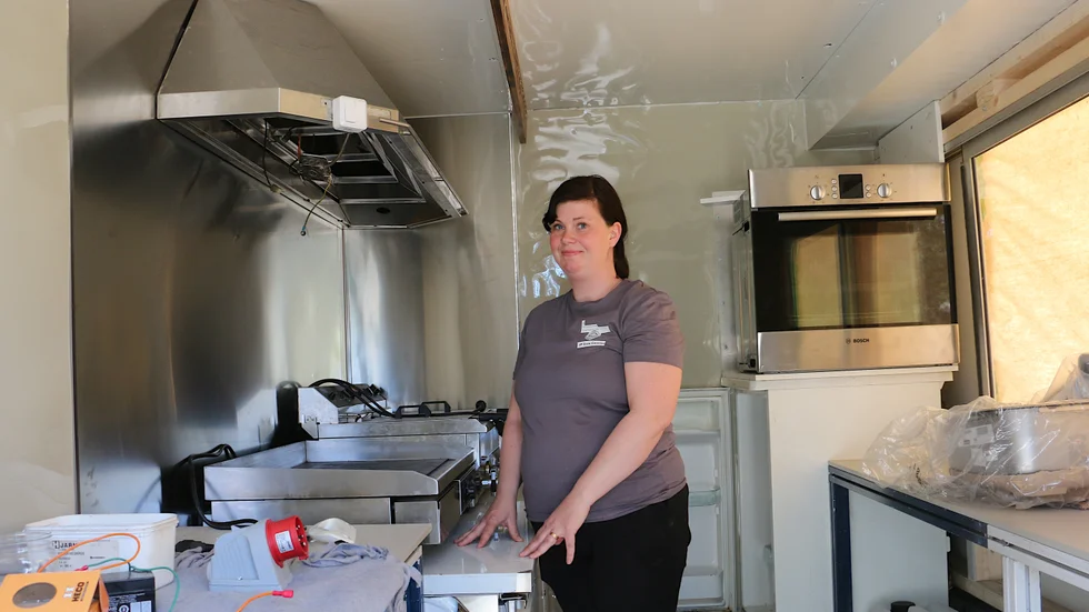 Köket börjar komma på plats i bilen, men det finns lite fix kvar att göra, konstaterar Carolin Jäderup som ser fram mot nya äventyr med sin Foodtruck.