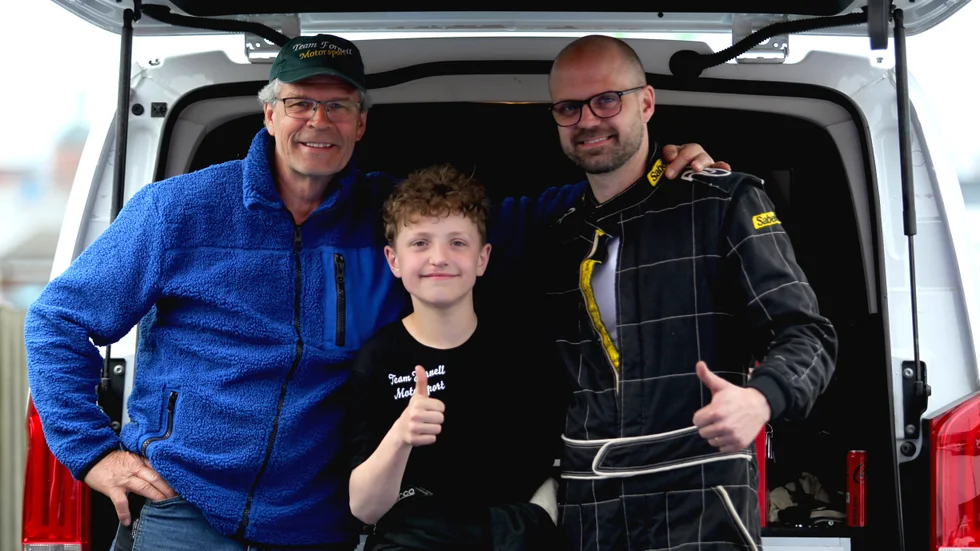 Farfar Janne, sonen Lukas och pappa Christian Fornell var alla nöjda, trots kraschen tidigare under dagen. 