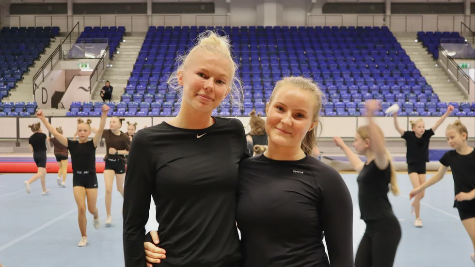 Truppgymnasterna Filippa Törnkvist och Malene Thunberg Österberg ler efter uppvisningen.