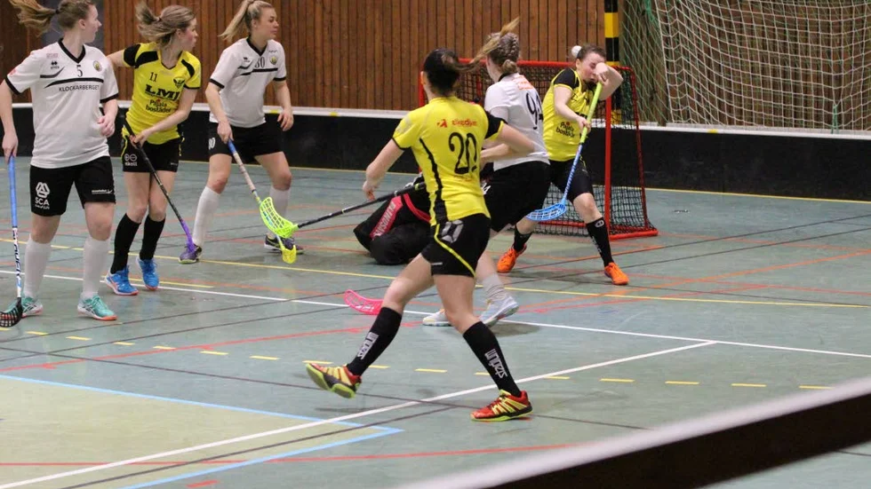 Nära. Tova Hjärtberg, Emma Norberg och Lea Simma ser bollen smita just över ribban.