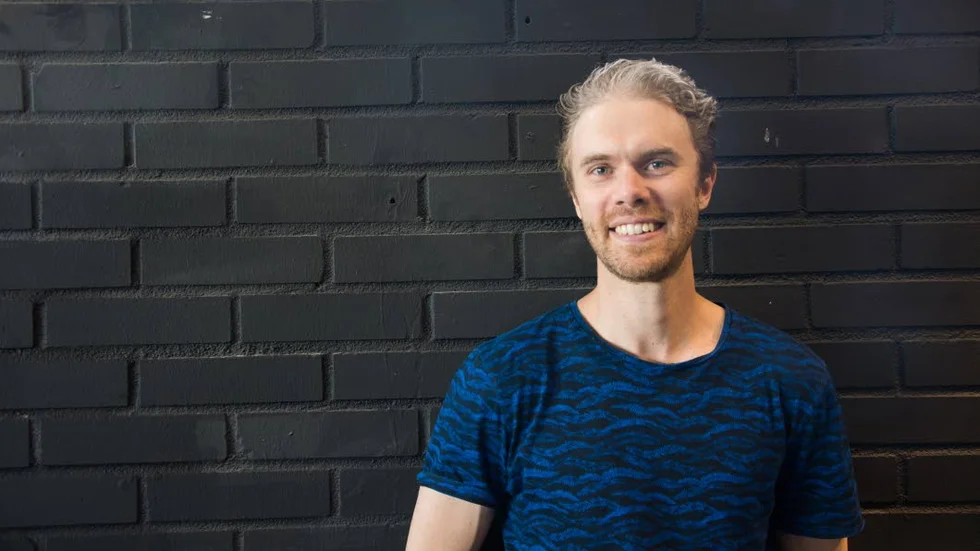 Per Sundberg efterlyser äldres berättelser och minnen från andra världskriget till Mångfaldens magasins avslutande föreställning –  samproduktionen ”Morgondagens vittnen” tillsammans koreografen Benno Voorham.