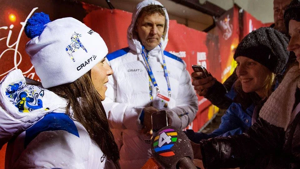 Moa Höjer lämnar NSD efter tio år. Nu vill hon tacka för alla oförglömliga minnen. Som till exempel när Charlotte Kalla vann VM-guld i Falun 2015.