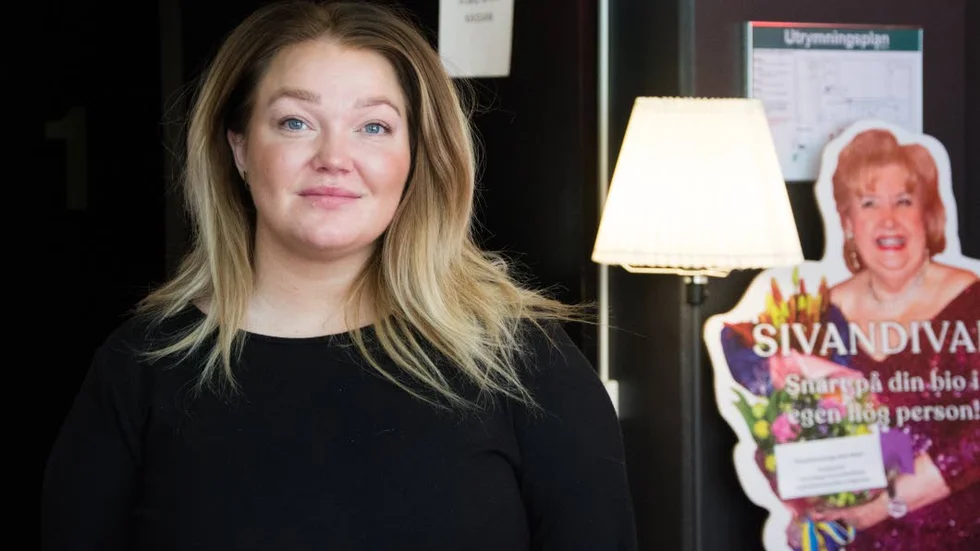 Folkets bio drivs närmast uteslutande av volontärer. "Det vi behöver hjälp med är att täcka de ökade hyreskostnaderna. Ingenting annat", säger Siri pekkari, biografansvarig.
