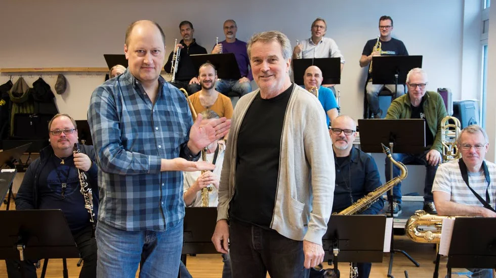 Joakim Milder, konstnärlig ledare för Norrbotten Big Band, repeterar med storbandet och Bobo Stenson inför turnéstarten.