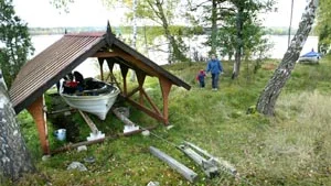 Göran Silfverhielm har byggt sitt eget båthus, så klart. Av asp.