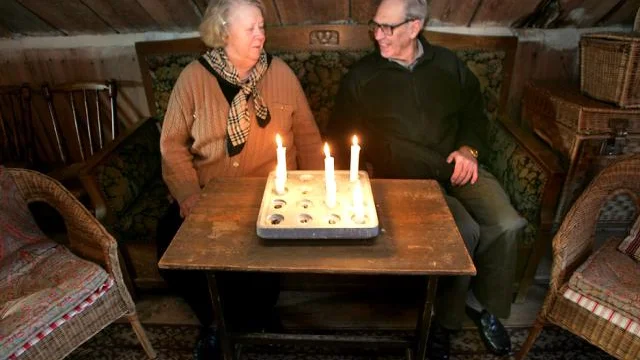 Märta och Sven i soffan som en gång tillhört Svens föräldrar. Bild: MIA KARLSVÄRD