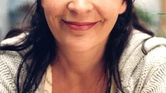 På torsdag fyller Tintin Anderzon 40 år. Här ses hon som Alice Myrén Möller i Nya Tider, som fortfarande visas i tv.