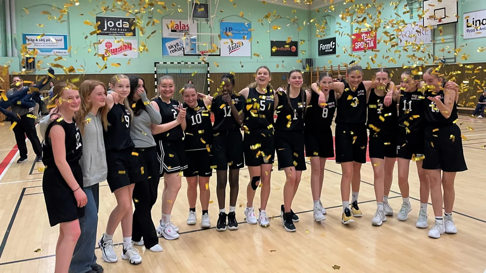 Visby BBK firar efter att förstaplatsen i östsvenskan blivit klar.