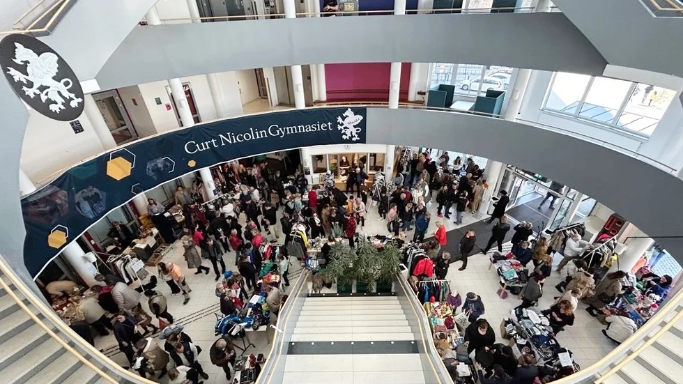 Trångt. Mega-loppisen i Bildningen som tre elever från Bergska gymnasiet höll i lockade storpublik i lördags.