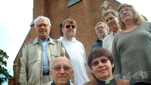 Kyrkans förtroendevalda och anställda i Skänninge är inte nådiga i sin kritik av förslaget om att minska ner deltidsbrandkåren i Skänninge. Bakom kyrkonämndens ordförande Stig Sjöstrand och vik kyrkoherde Maija Edler står från vänster Bengt Karlsson, Rolf Båvius, Stig Witthammar, Östen Lindqvist och Marie Widblom.