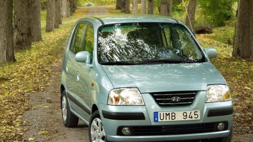 En tur med Hyundai Atos är bekväm. I motorvägsfart, å andra sidan, avslöjar de höga ljuden att detta är en lågbudgetbil.
