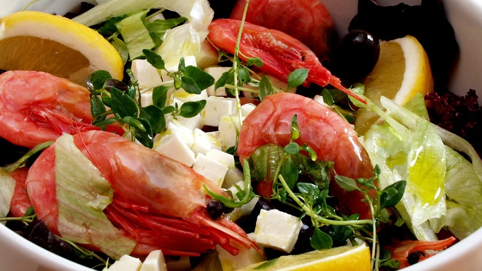 Vildare sallad. Oskalade räkor, fetaost och oliver gör salladen inbjudande. Rikligt med servetter och nybakat bröd är viktiga tillbehör.Bild: DAN STRANDQVIST