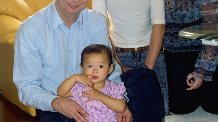 Familjen Jakobsson är glada över att ha lilla Julia hos sig.  Från vänster: Torbjörn med Julia i famnen, Sandra och Marianne Jakobsson.