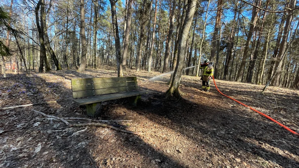 Klockan 15.20 larmas räddningstjänsten till en gräsbrand vid Åsenstugan Enköping. 