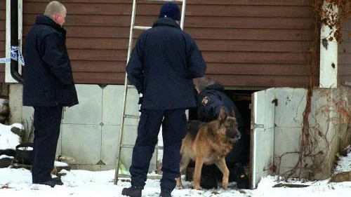 Schäferhunden Garro är specialtränad för att söka efter döda kroppar. I dag genomsöktes trädgården runt 41-åringens fritidshus. I morgon,tisdag, fortsätter sökandet i Stora Rängen. Bild: JAN CHRISTER PERSSON