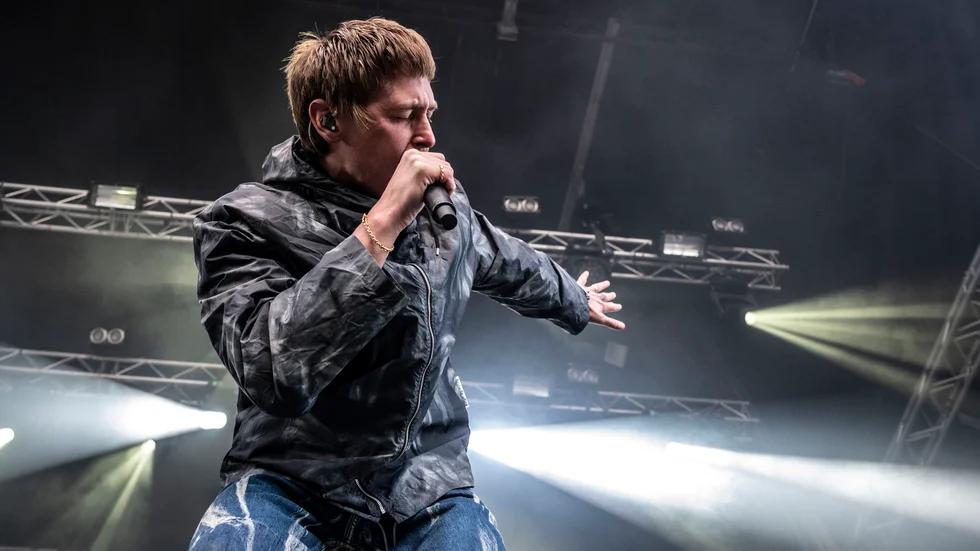 Thomas Stenström gjorde en bra insats på Kirunafestivalen men behöll mycket för sig själv enligt recensenten. 