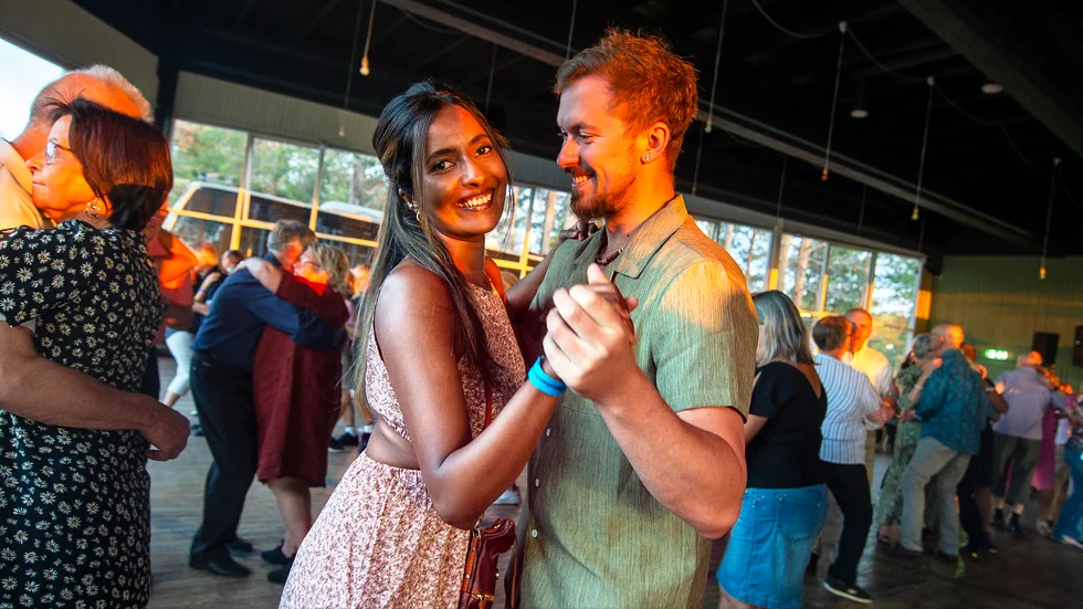 Läkarparet Shanie Malteena Mohamed Ali, 31, och Jakub Madrák, 29, gick danskurs under dagen och praktiserade de nya kunskaperna på kvällen.