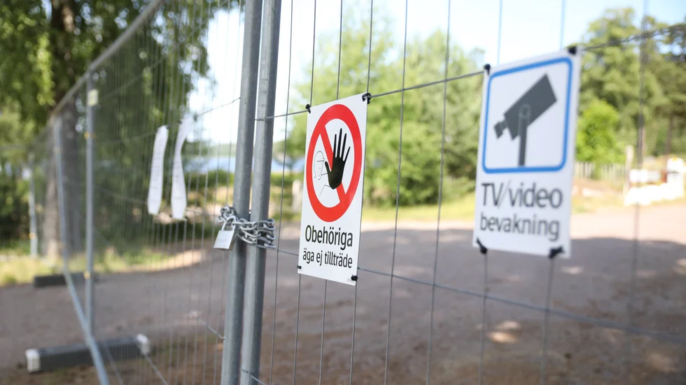 Efter nedskräpning och skadegörelse kände sig ägarna tvungna att spärra av bilinfarten till campingen. "Vi har ju haft folk som har ringt och beklagat sig över att det blir så nedskräpat och förstört", säger Ulrika le Noble.