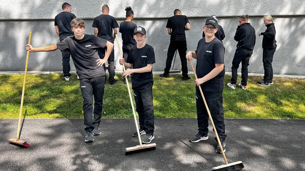 Devin Aslanian, Simon Lövgren Boman och Liam Nilsson Nybacka tillsammans de andra sommarjobbarna på Agneshög.