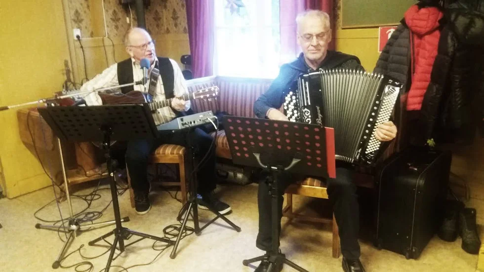 Sten Henriksson och Per-Erik Waara underhöll på trivsamt vis.