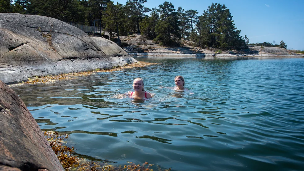 Väl i vattnet säger Amelia Lund och Ida Klerck att det ändå var en aning kallt.