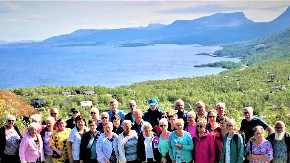 Hela gruppen från Karlsborg/Risön PRO med Lapporten i bakgrunden.