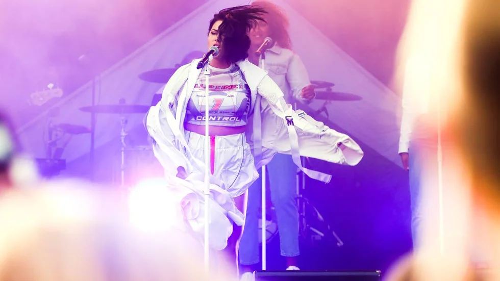Molly Sandén imponerade på Emma Isberg under Luleå Hamnfestival med sina personliga texter och fina konsert.