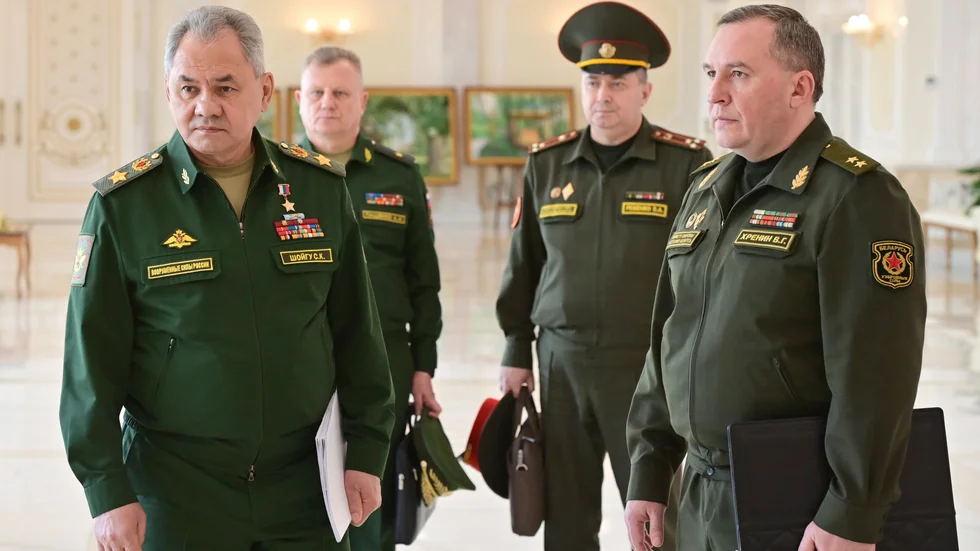 Rysslands försvarsminister Sergej Sjojgu (vänster i bild) har skrivit under ett avtal om att placera ryska kärnvapen i Belarus. Belarus försvarsminister Viktor Chrenin står här längst till höger i bild. Arkivbild.