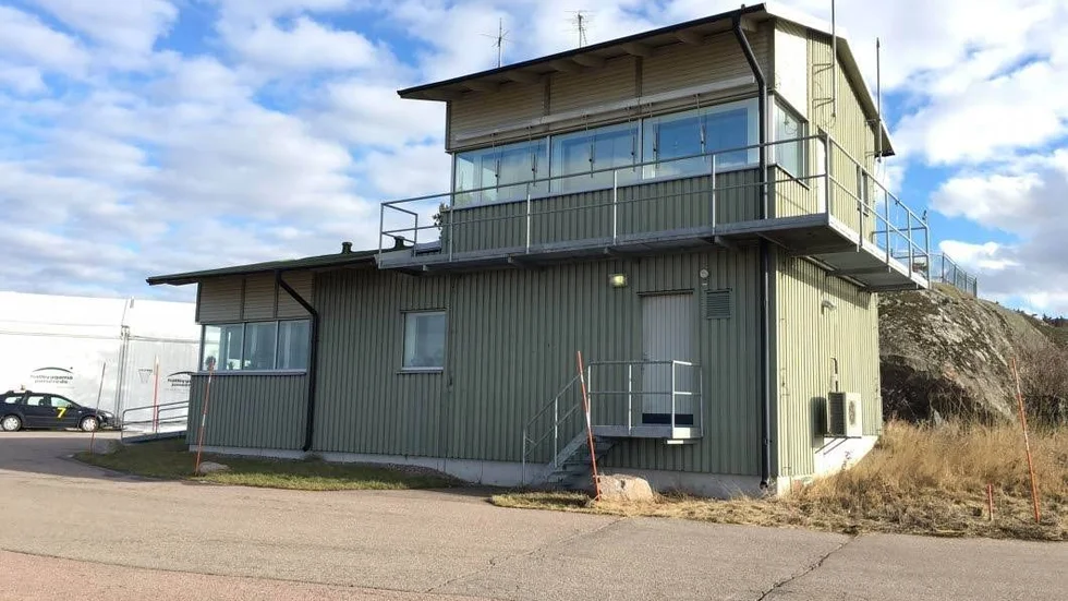 Här är byggnaden på Ärna där beredskapsstyrkan vistas och där vattnet tagits från en förgiftad brunn.