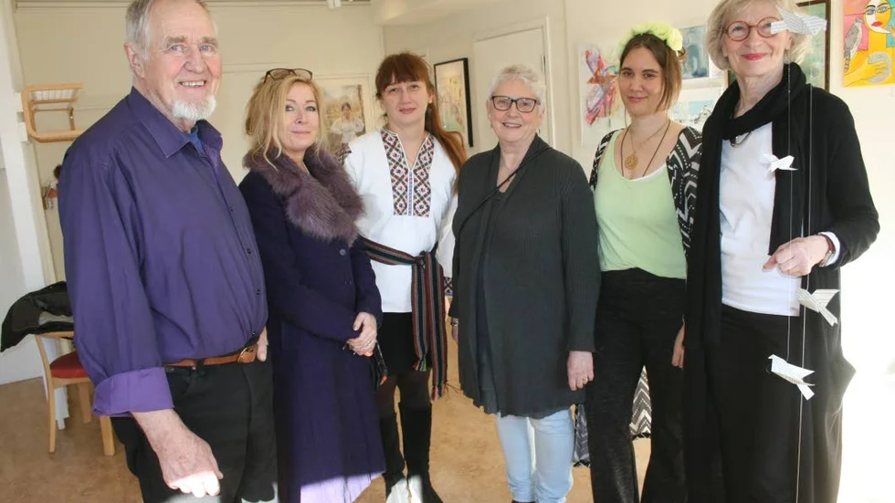 Vernissage. Ett gäng konstnärer, av sammanlagt 14, som bidragit med konstverk till utställningen i Östervåla bibliotek. Från vänster: Nils Öman, Yvonne Grahn, Svitlana Vasylets, Lena Larsson, Siri Palmroth och Birgitta Olsson.