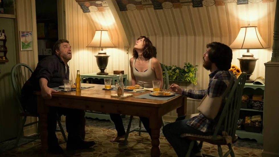 Rysare. John Gallagher Jr, Mary Elizabeth Winstead och John Goodman i otäcka "10 Cloverfield Lane".l